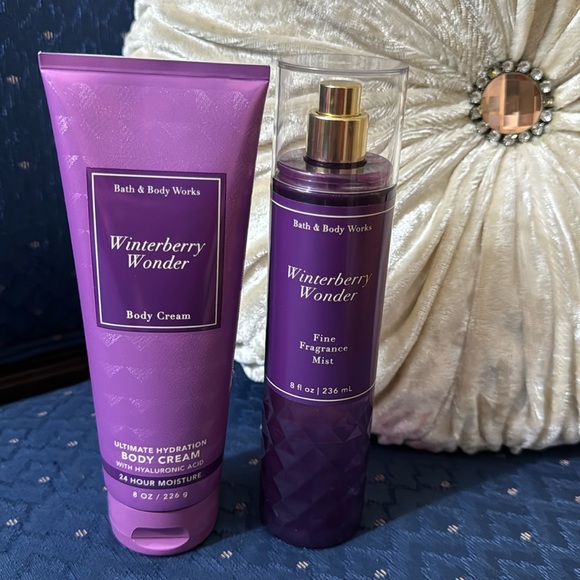 BATH & BODY WORKS SET. . . WINTERBERRY WONDER SCENT - Picture 2 of 6